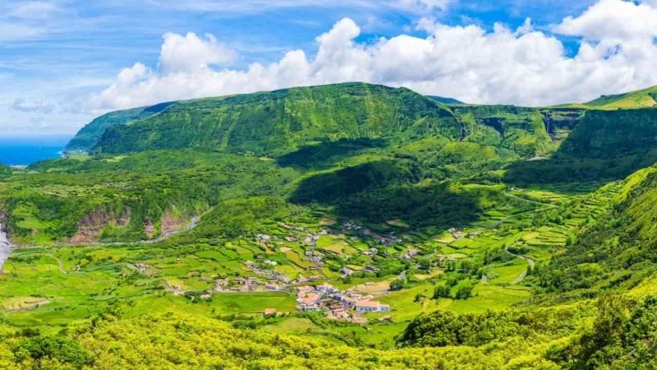 Zelené útesy a modrý Atlantik na Azoroch, ktoré sú prezývané európsky Havaj.