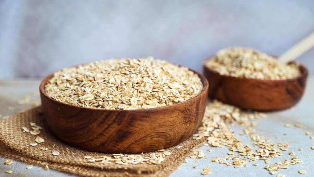 Ovsené vločky v drevenej miske na prírodnom podklade
