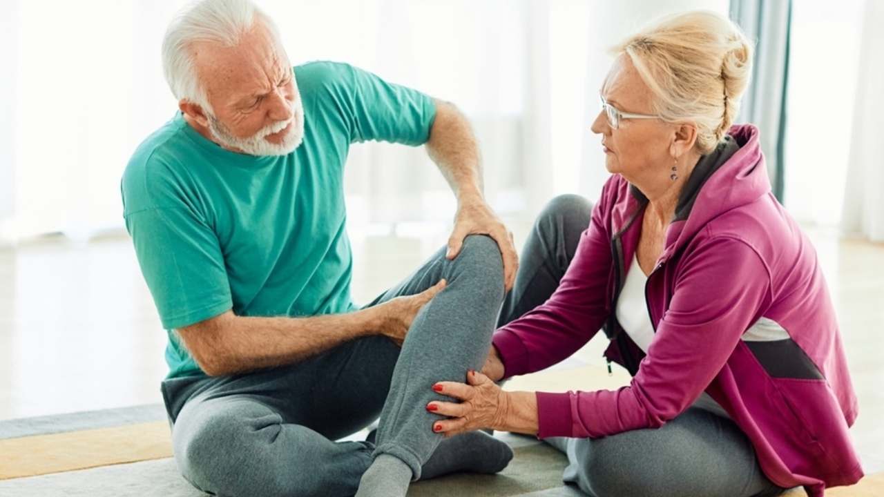 Senior drží boľavé koleno po nevhodnom cvičení