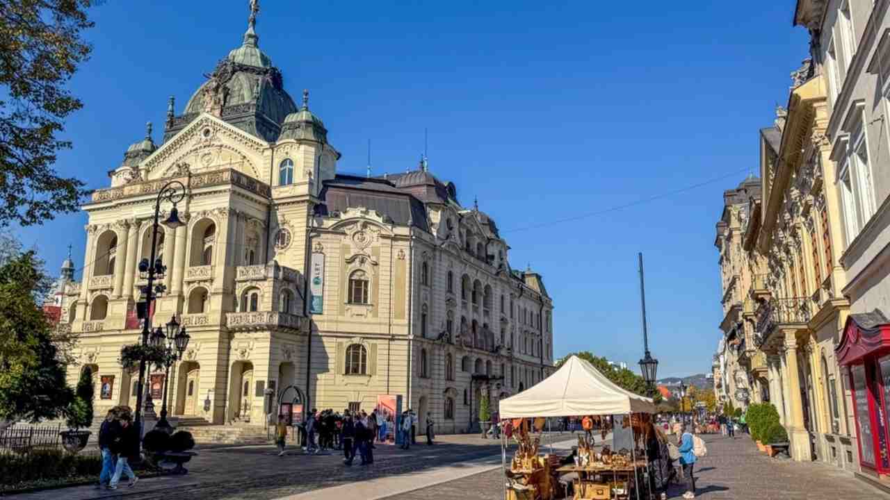 Ko&scaron;ice, Slovensko &ndash; 26. okt&oacute;ber 2024 &ndash; &Scaron;t&aacute;tne divadlo v Ko&scaron;iciach &ndash; Bolo postaven&eacute; v novobarokovom &scaron;t&yacute;le v rokoch 1879 &ndash; 1899. Nahradilo star&scaron;ie divadlo, ktor&eacute; bolo postaven&eacute; v rokoch 1788 &ndash; 1790.