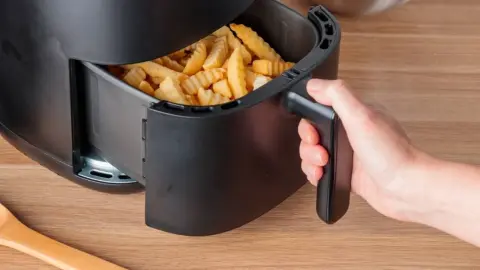 Fritéza bez oleja v kuchyni počas prípravy jedla.