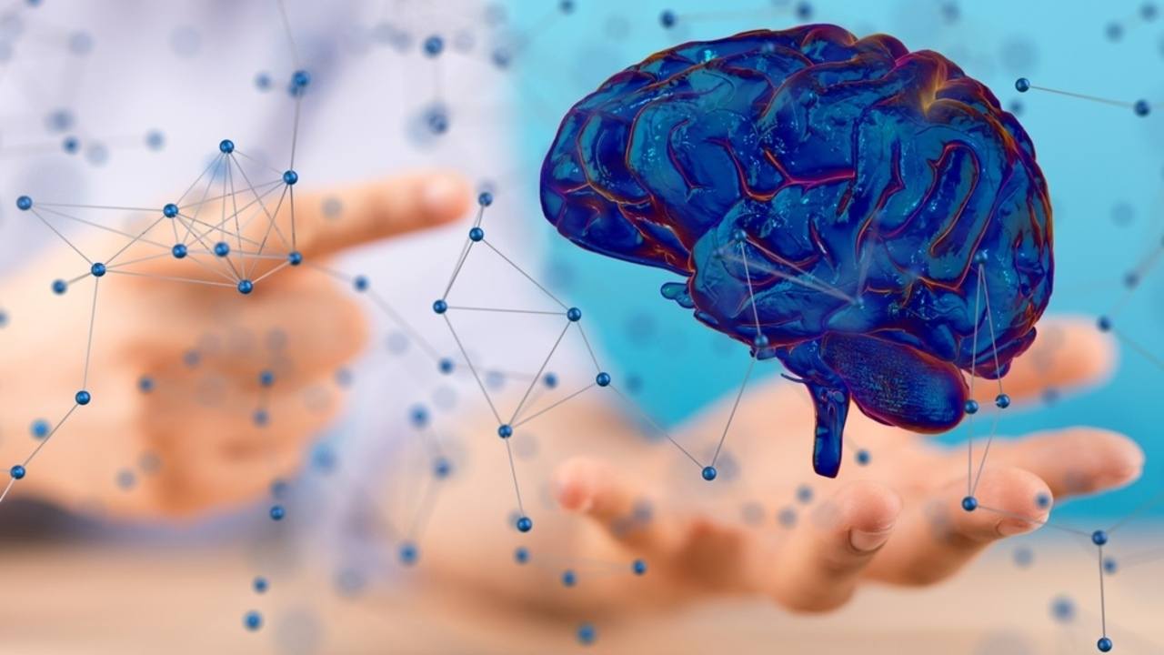 Modrý 3D model mozgu obklopený sieťou prepojení v rukách človeka.