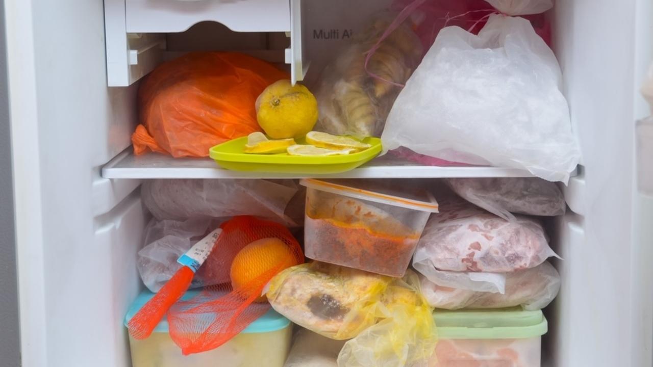 Mraznička plná rôznych potravín