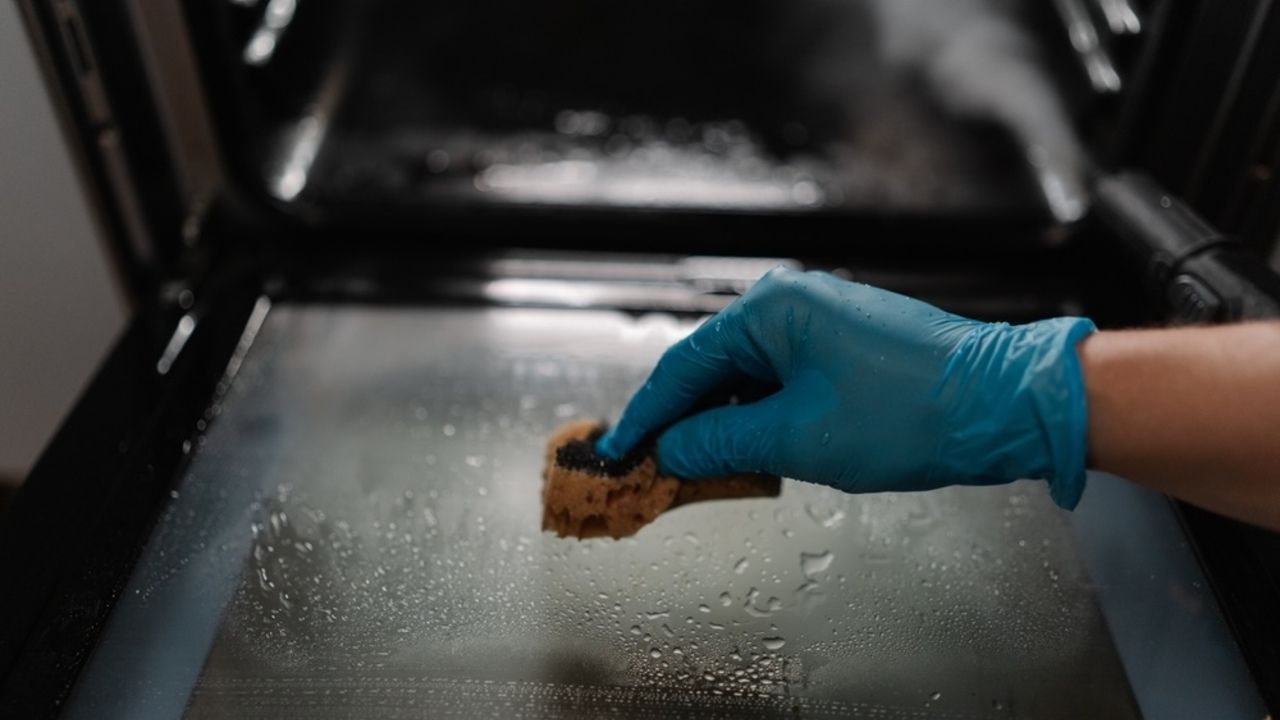 Čistenie rúry pomocou pary bez drhnutia a agresívnej chémie