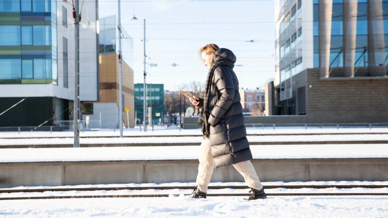 Žena na svižnej prechádzke vonku počas zimy