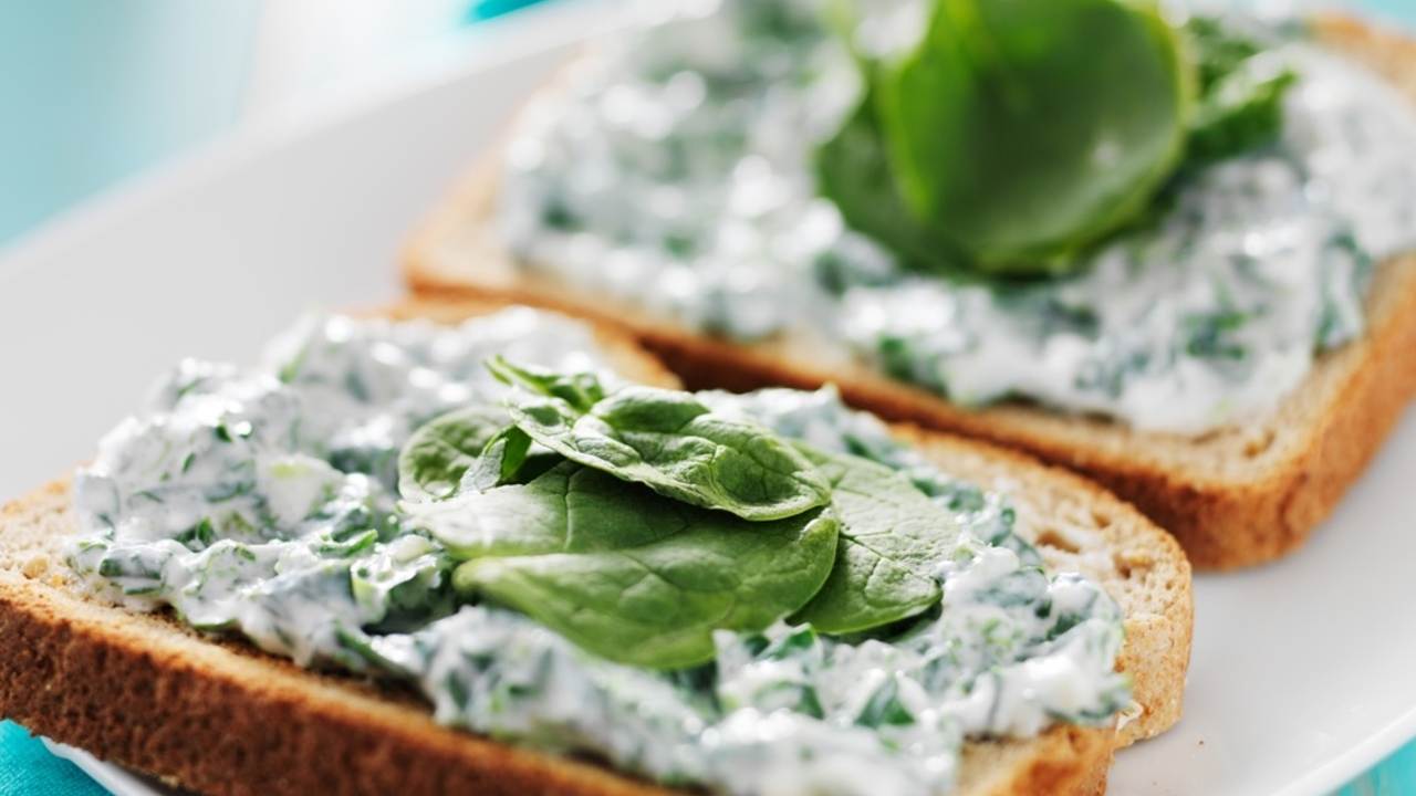 Raňajkové sendviče s tvarohovou nátierkou a čerstvým špenátom
