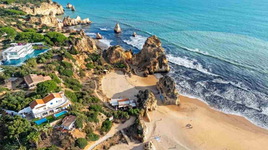Letecký pohľad na pláž Praia dos Três Irmãos pri meste Alvor v regióne Algarve v Portugalsku