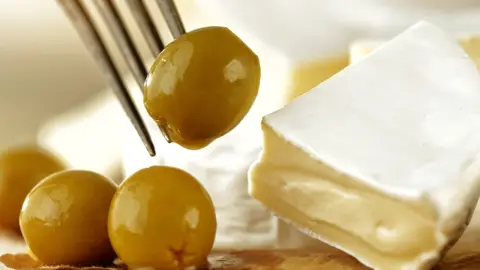 Olivy a jemný syr ako príklad výrazných chutí, ktoré si dospelí obľúbia až v neskoršom veku