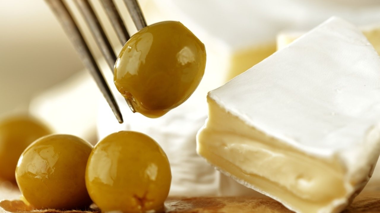 Olivy a jemný syr ako príklad výrazných chutí, ktoré si dospelí obľúbia až v neskoršom veku