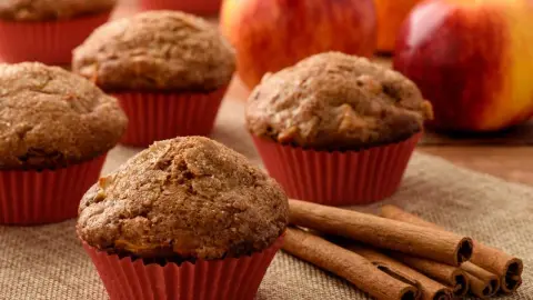 Jablkové muffiny posypané cukrom a škoricou
