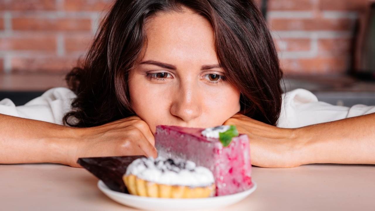 Žena s chuťou na sladké v kuchyni