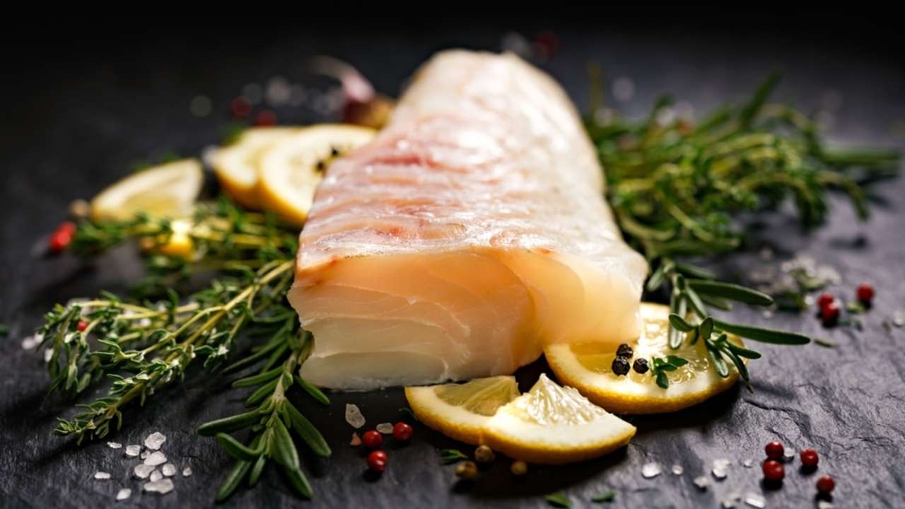 Surové filé z tresky tmavej s citrónom a bylinkami pripravené na varenie