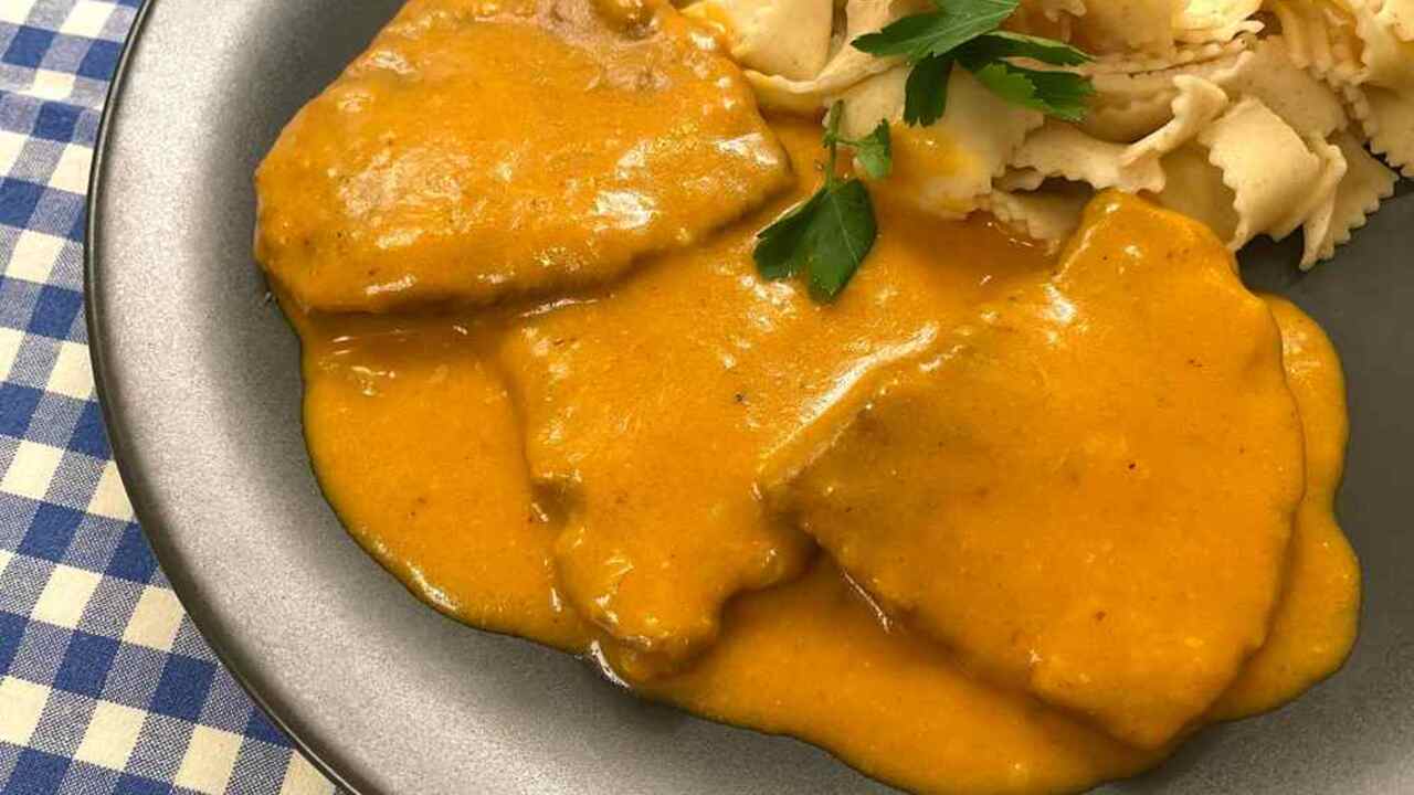 Bravčové plátky v krémovej horčicovej omáčke s cestovinami, tradičné domáce jedlo