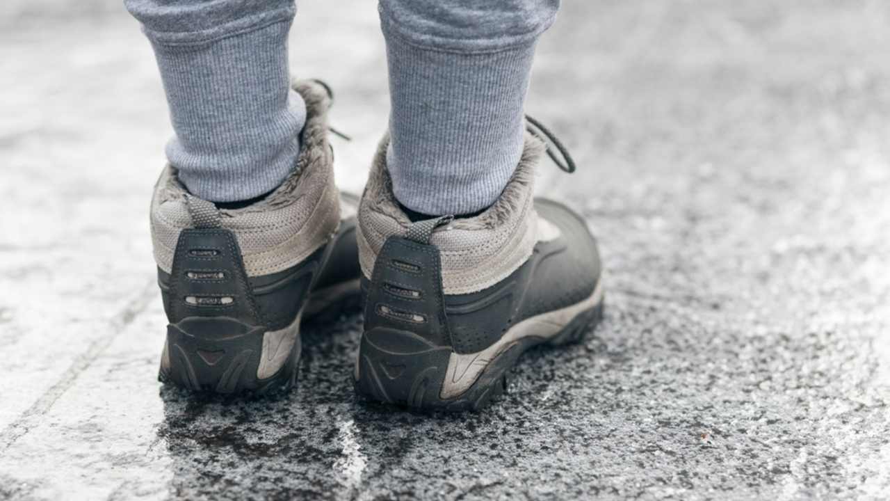 Zľadovatený chodník v zime, riziko pošmyknutia pre chodcov