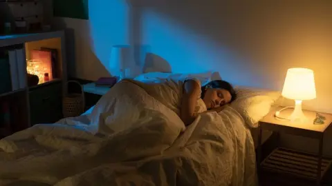 Spálňa so zapnutou lampičkou počas noci
