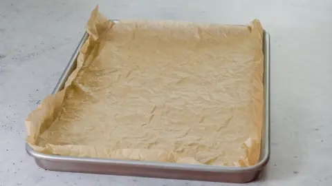 Navlhčený papier na pečenie prispôsobený forme