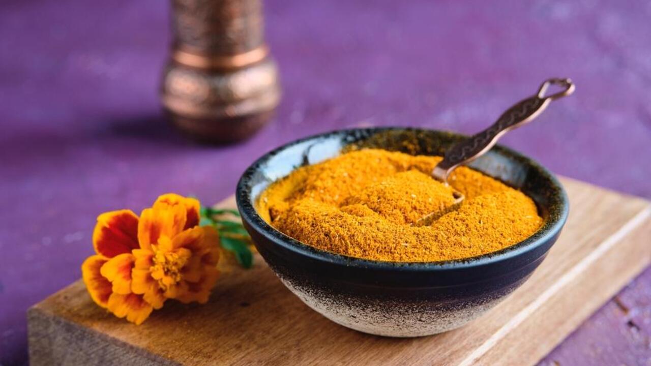 Imeretský šafran v miske – mletá korenina z aksamietnice z Gruzínska