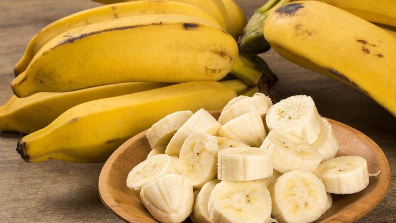 Nakrájané banány na drevenej miske pripravené na zamrazenie