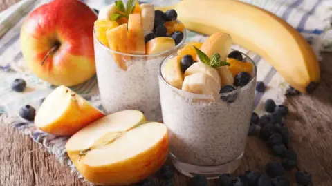 Chia pudding s ovocím ako zdravá raňajková alebo desiatová voľba
