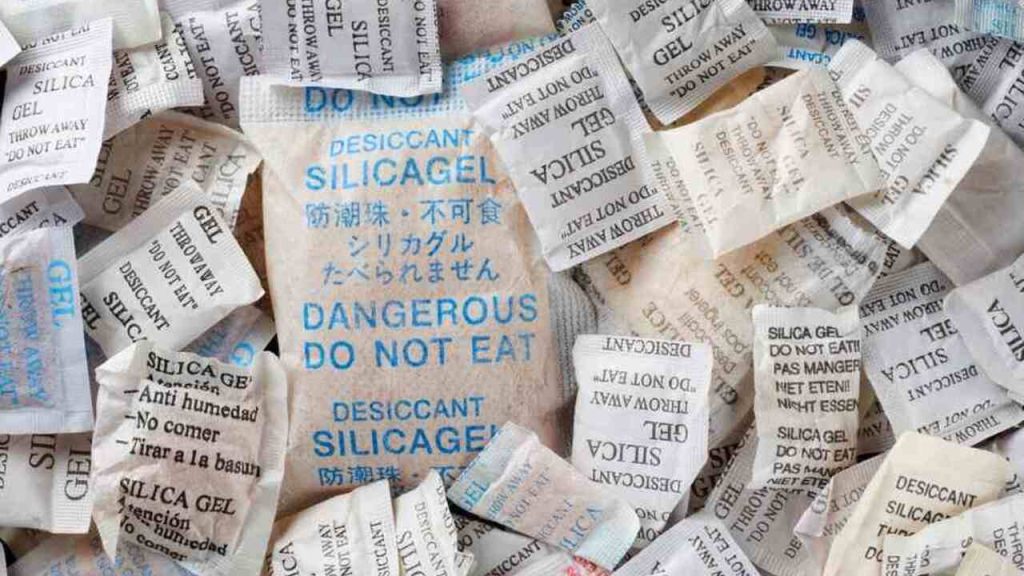 Malé vrecúška so silikagélom s nápisom „Do not eat“ rozložené vedľa seba