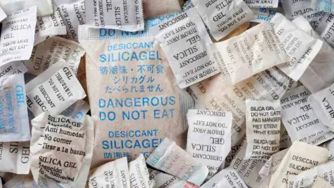 Malé vrecúška so silikagélom s nápisom „Do not eat“ rozložené vedľa seba