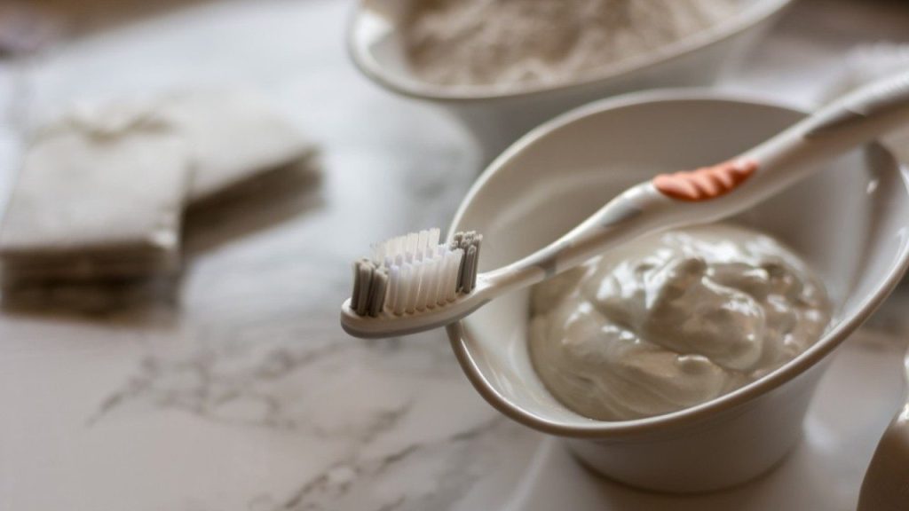 Domáca čistiaca pasta z citróna, zubnej pasty a prášku do pečiva na čistenie škár