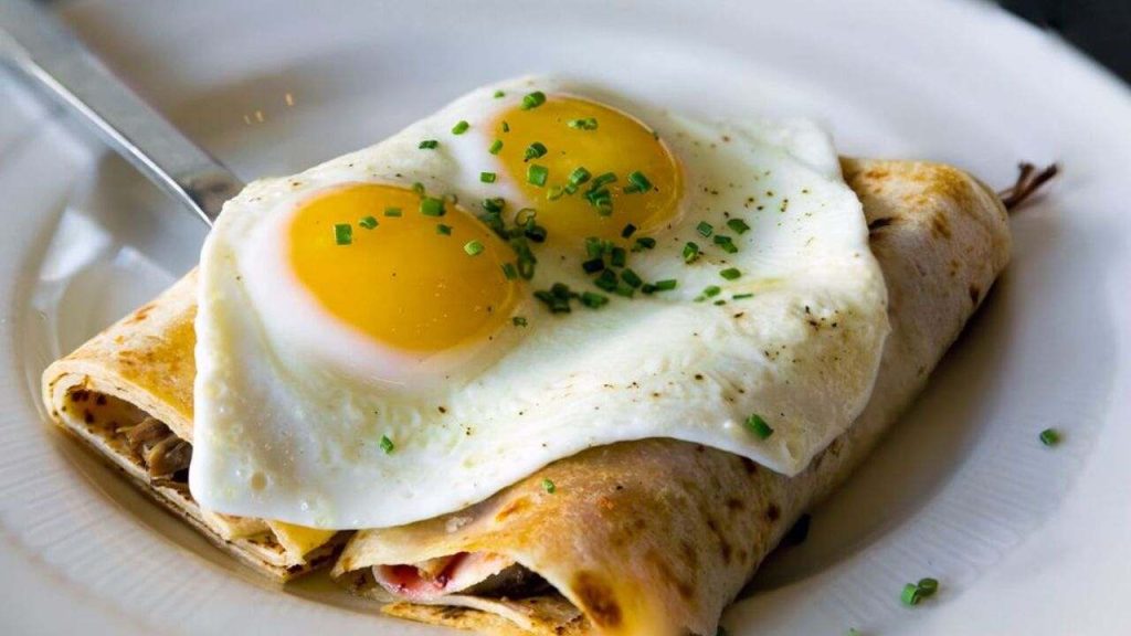 Nórske zemiakové placky „Lefse“ s vajcami na slanine a pažítkou