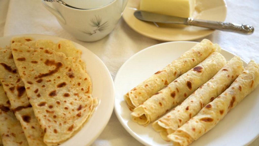 Nórske palacinky lefse posypané cukrom a škoricou na tanieri