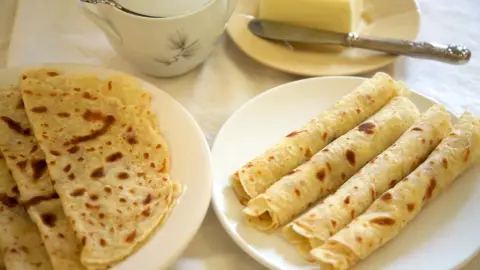 Nórske palacinky lefse posypané cukrom a škoricou na tanieri