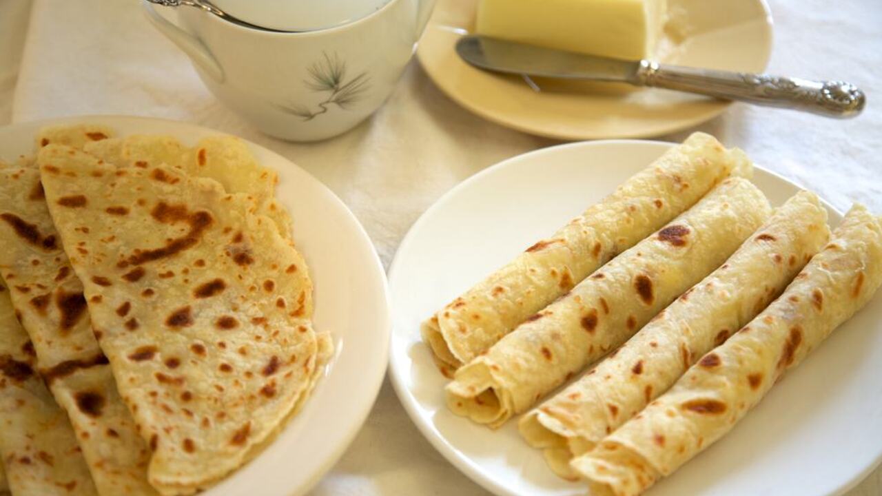 Nórske palacinky lefse posypané cukrom a škoricou na tanieri