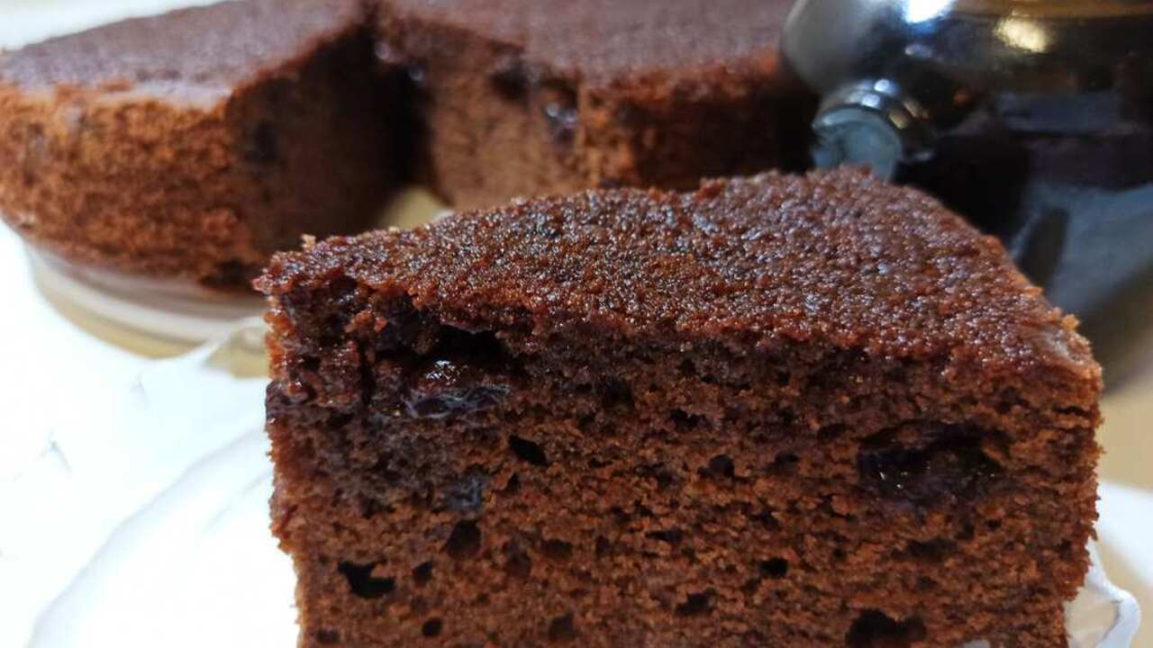 Vláčny kefírový koláč s kakaom a hrozienkami nakrájaný na kúsky