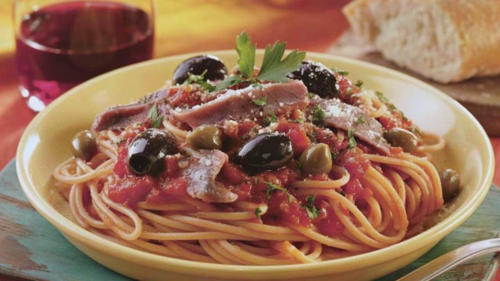 Špagety alla Puttanesca: olivy, pikantné, kyslasté, kapary, cestoviny, paradajková omáčka, talianske, ančovičky, večera, špagety, cesnak, umami, stredomorské, chilli vločky, najlepšie, vývar, chutné
