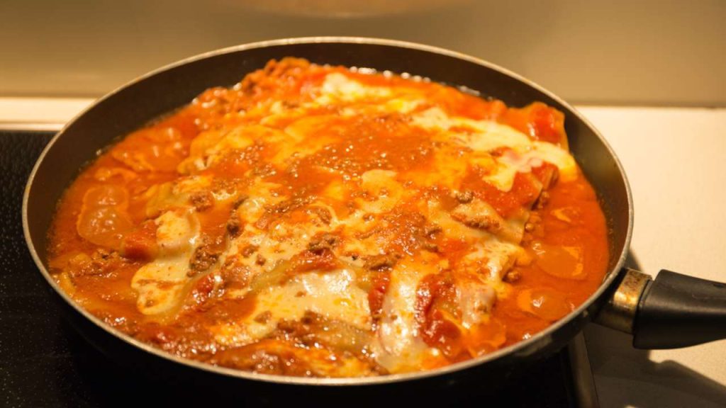 Lasagne pripravené na panvici s roztopeným syrom