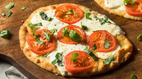 Pizza s mozzarellou, bazalkou a paradajkami