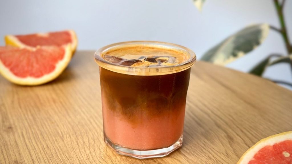 Ranná káva s grapefruitom a škoricou na podporu metabolizmu