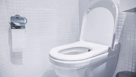 Čistá biela toaleta v modernej kúpeľni
