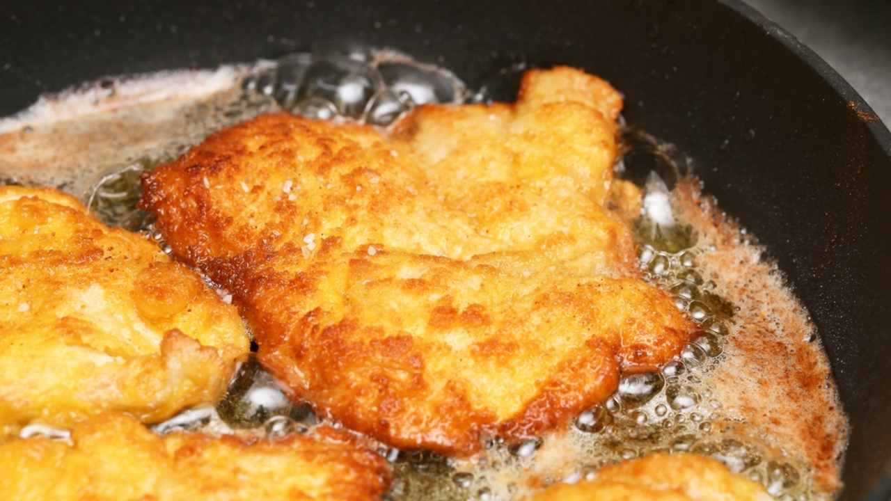 Šťavnaté kuracie rezne vyprážané na panvici do zlatista.