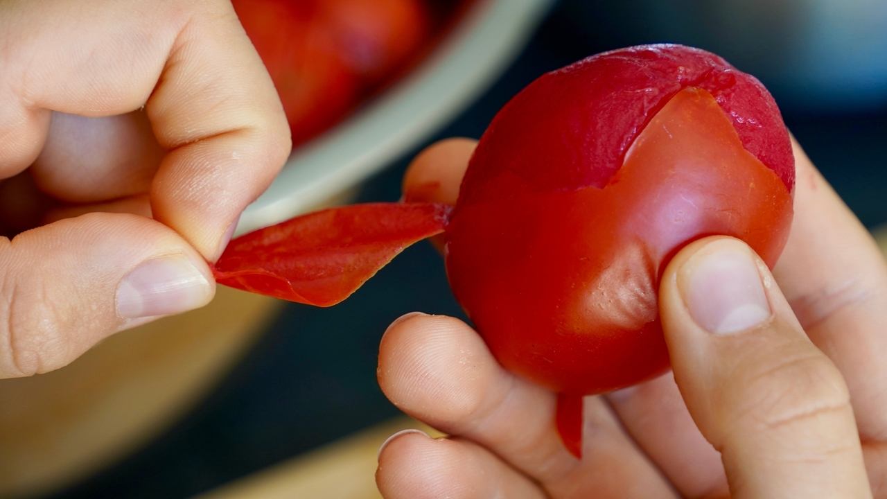 Paradajky s narezanou šupkou pripravené na jednoduché lúpanie