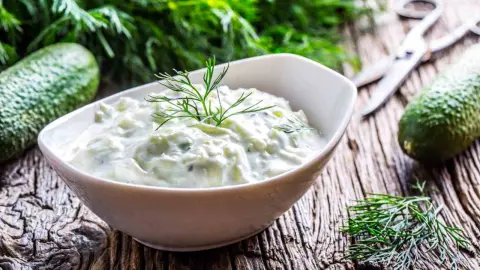 Tradičná grécka omáčka alebo dresing tzatziki, pripravená zo strúhanej uhorky, kyslej smotany, jogurtu, olivového oleja a čerstvého kôpru.
