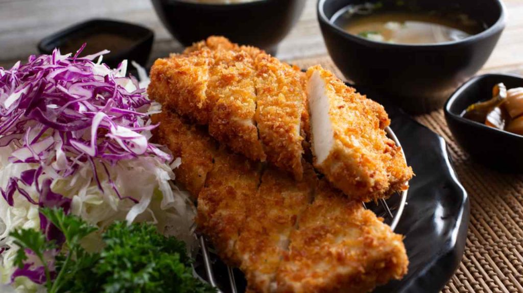 Pohľad na tanier s tofu katsu.