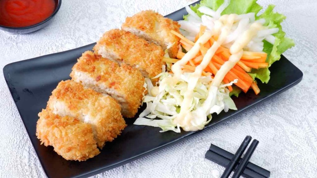 Tofu katsu je pokrm pripravený z tofu, ktoré sa najskôr marinuje a potom obalí v strúhanke a vypráža. Podáva sa s japonským šalátom.