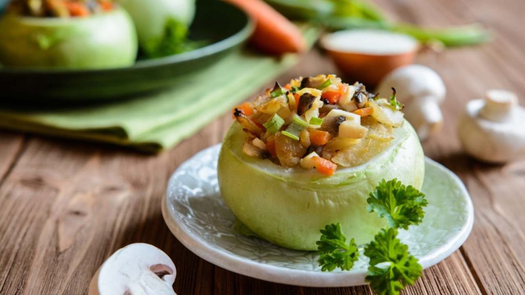 Vegetariánsky pečený kaleráb plnený hubami, cibuľou, vajcami a mrkvou