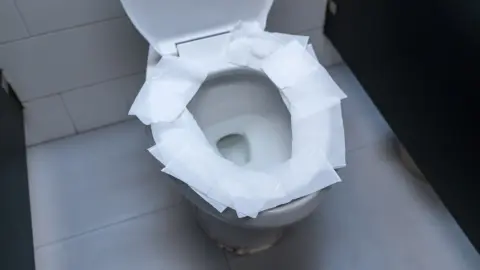 Toaletný papier položený na sedadle toalety