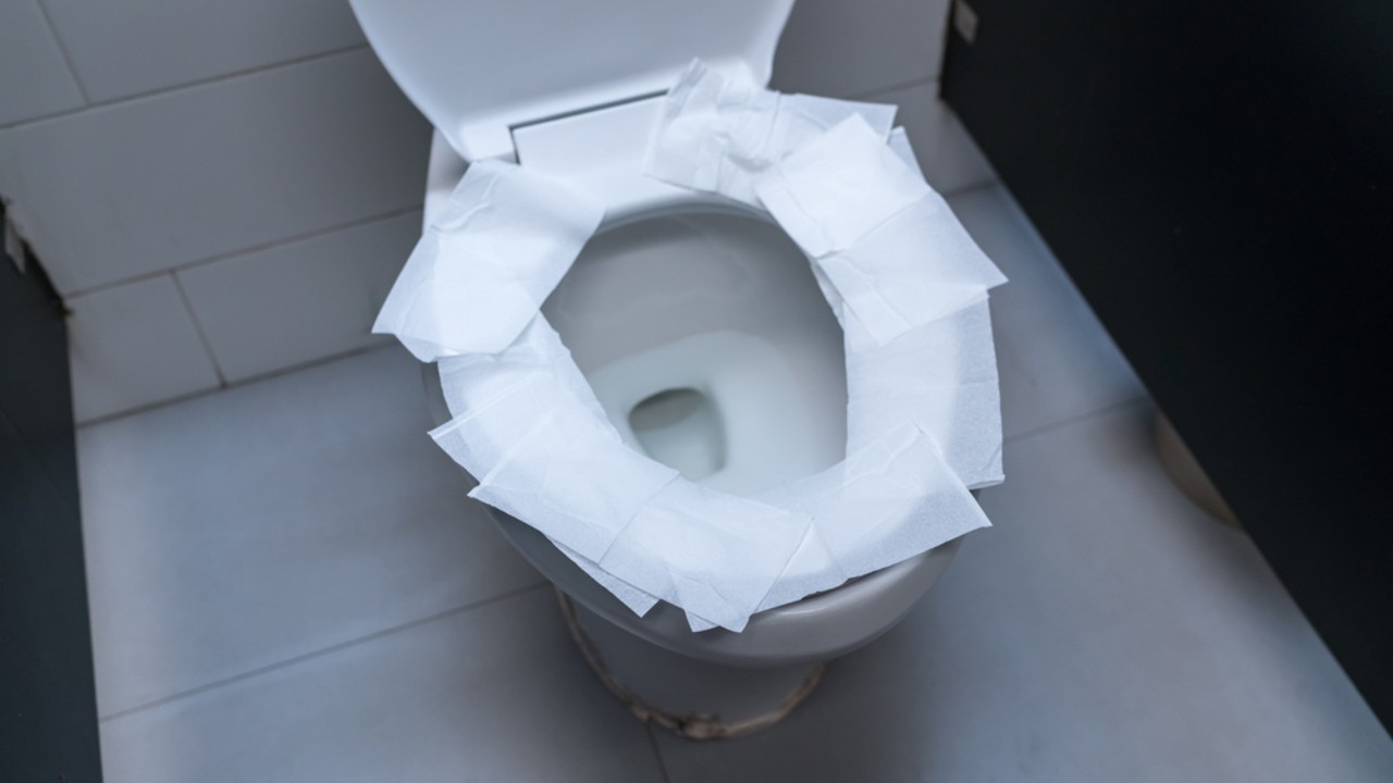 Toaletný papier položený na sedadle toalety