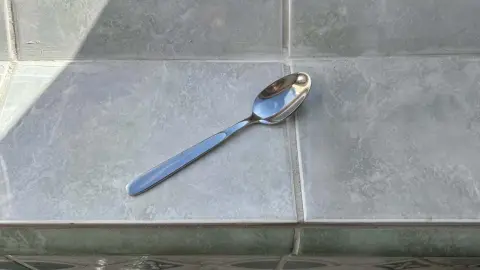 lyžica na parapete v kúpelni