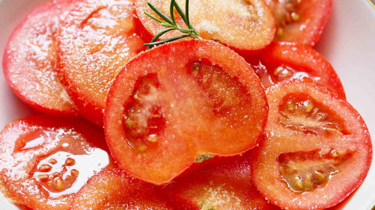 Čerstvé bio paradajky a cukor