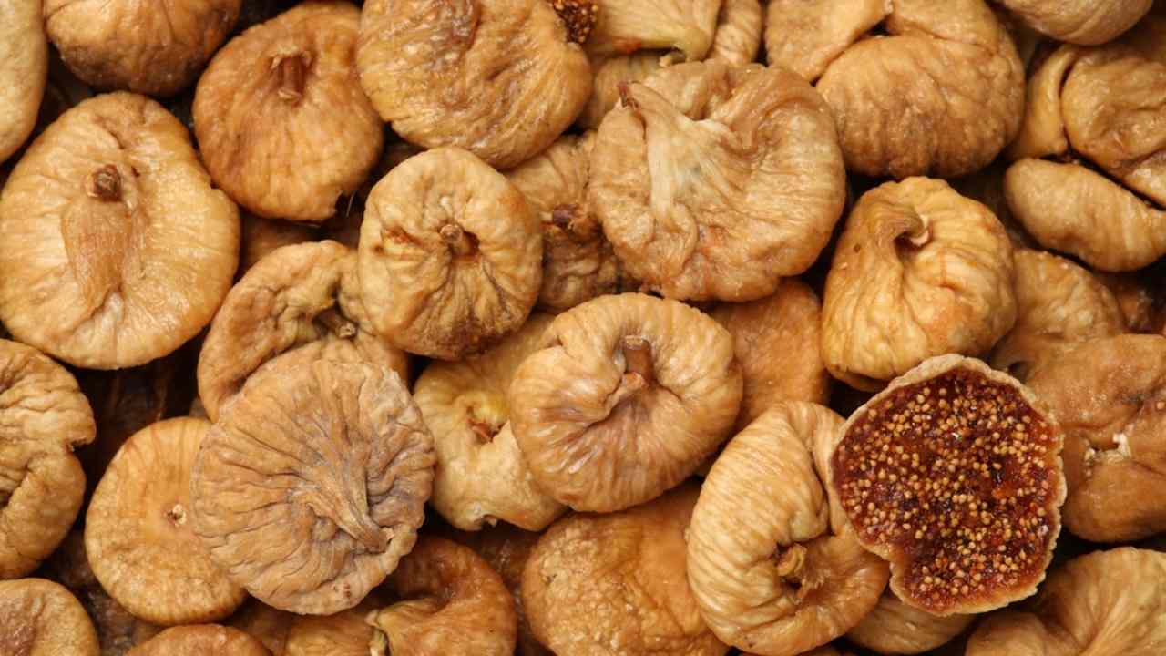Množstvo chutných sušených fíg ako pozadie, pohľad zhora