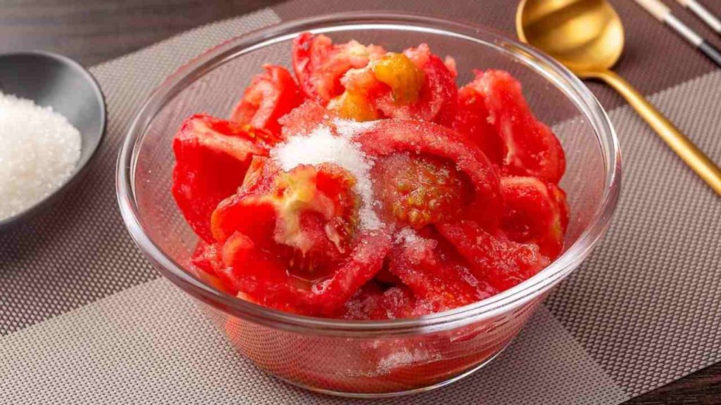 Čerstvé paradajky s cukrom, tradičný čínsky jednoduchý dezertný snack