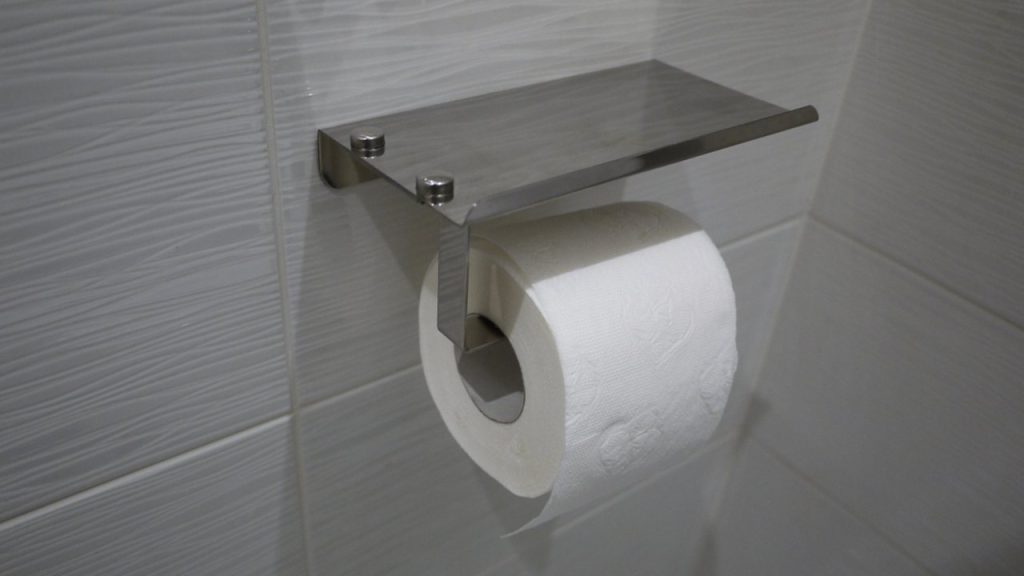 Držiak na toaletný papier (s poličkou na smartfón) na toalete
