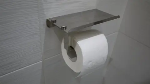 Držiak na toaletný papier (s poličkou na smartfón) na toalete